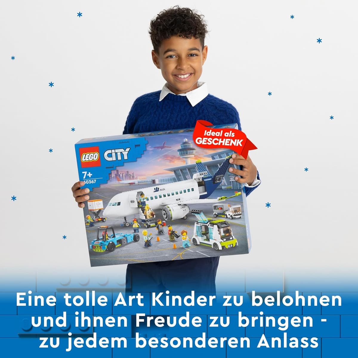 LEGO 60367 City Passagierflugzeug Spielzeug-Set, großes Flugzeug-Modell mit Fahrzeugen des Flughafen-Bodenpersonals – Bild 4