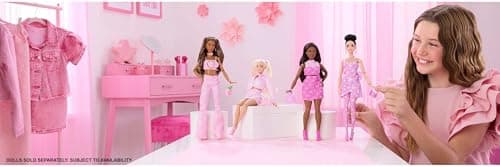 Barbie Deluxe Style-Puppe Nr. 9 in rosa Denim-Outfit, Blonde Haare, Jacke und Rock passend im Set, mit Zubehörteilen wie Einer Clutch mit Schleife und Perlenschmuck – Bild 2