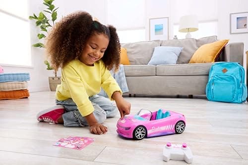 Hot Wheels Barbie Spielzeugauto, ferngesteuertes pinkfarbenes Cabrio, Platz für 2 Barbie-Puppen und Kofferraum lässt sich zum Aufbewahren von Zubehör öffnen – Bild 2