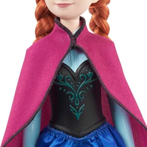 Mattel Disney Prinzessin Anna Puppe, Die Eiskönigin Puppe, kämmbare Haare, beweglich, im Reiseoutfit, abnehmbarer Umhang, Disney Geschenke, Spielzeug ab 3 Jahre – Bild 4