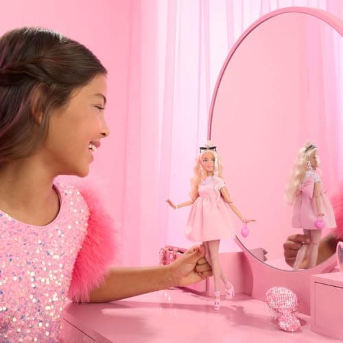 Barbie Deluxe Style-Puppe Nr. 3 mit Barbiecore-Outfit, blonden Haaren in hohem Dutt, pastellrosa Kleid mit überdimensionaler Schleife und Accessoires wie Netzstrumpfhosen – Bild 2