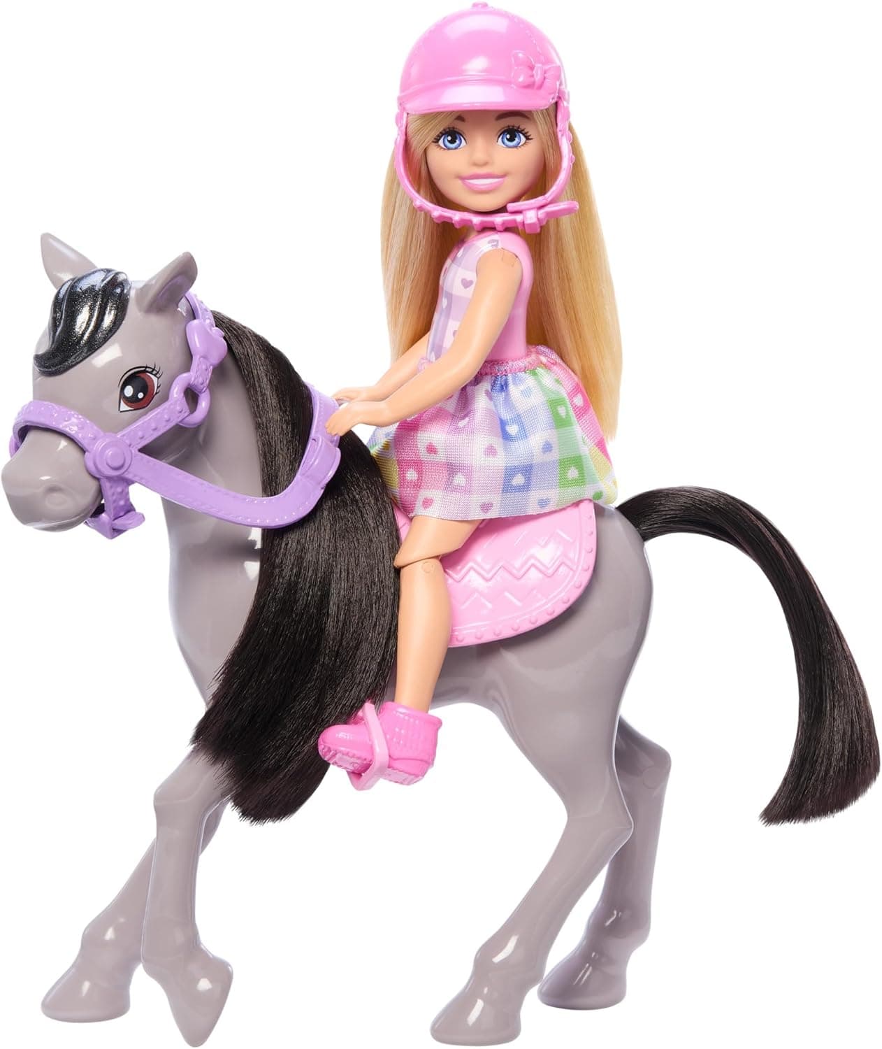 Barbie Chelsea und Pony Puppe und Pony - Aufsatteln zur Spielzeit für sicheres Sitzen auf dem Pferd, rosa Sattel und Steigbügeln, inklusive Helm und süßem Karo-Kleid, für Kinder ab 3 Jahren – Bild 1