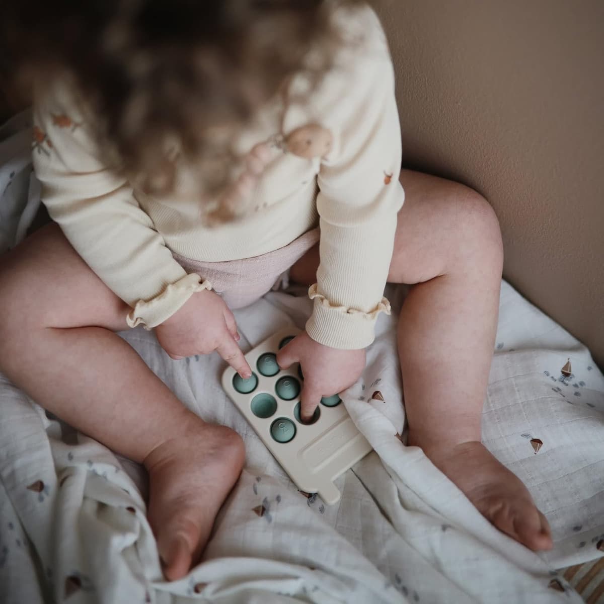 Mushie Telefon Pressspielzeug für Kinder – Bild 2